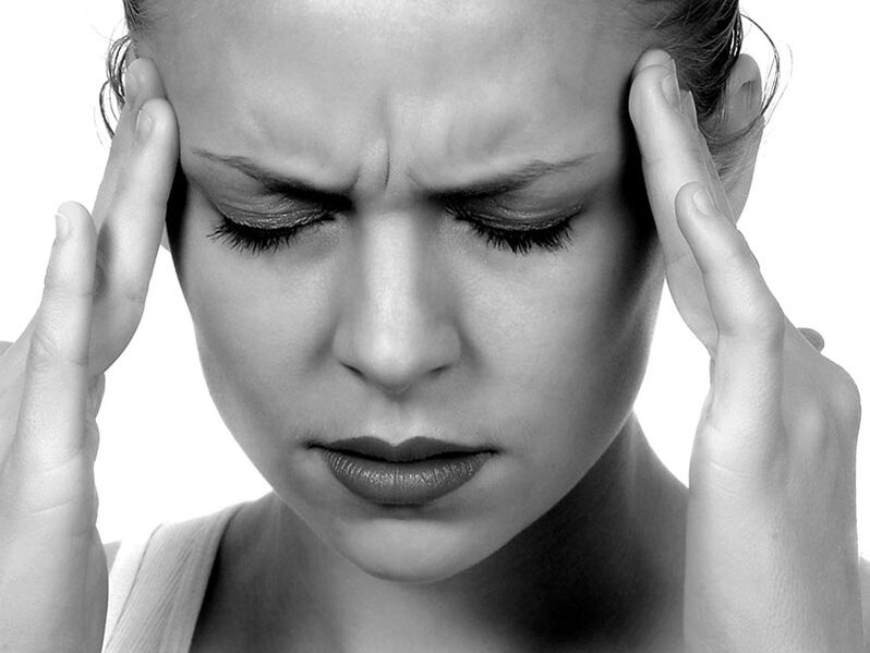 Bolest hlavy je jedním z příznaků osteochondrózy krční páteře